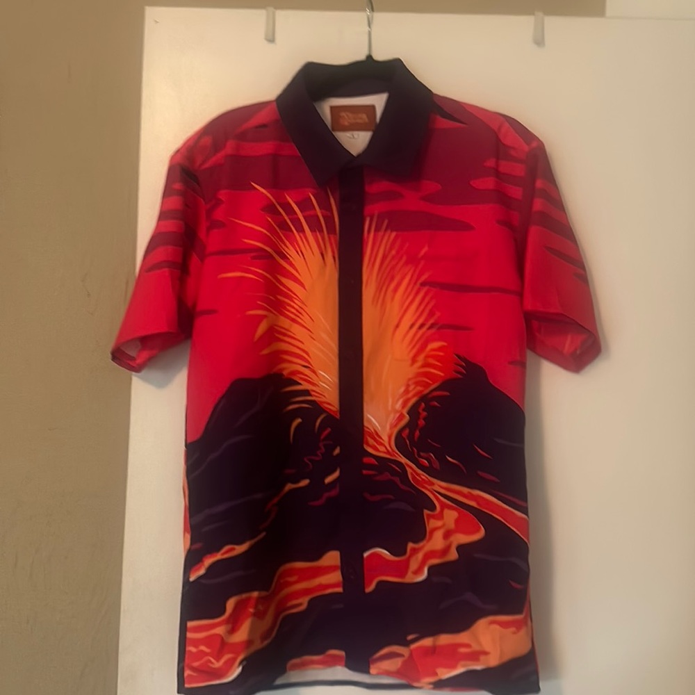 Sleepy peach men’s L button up slim fit, fits more like an M!